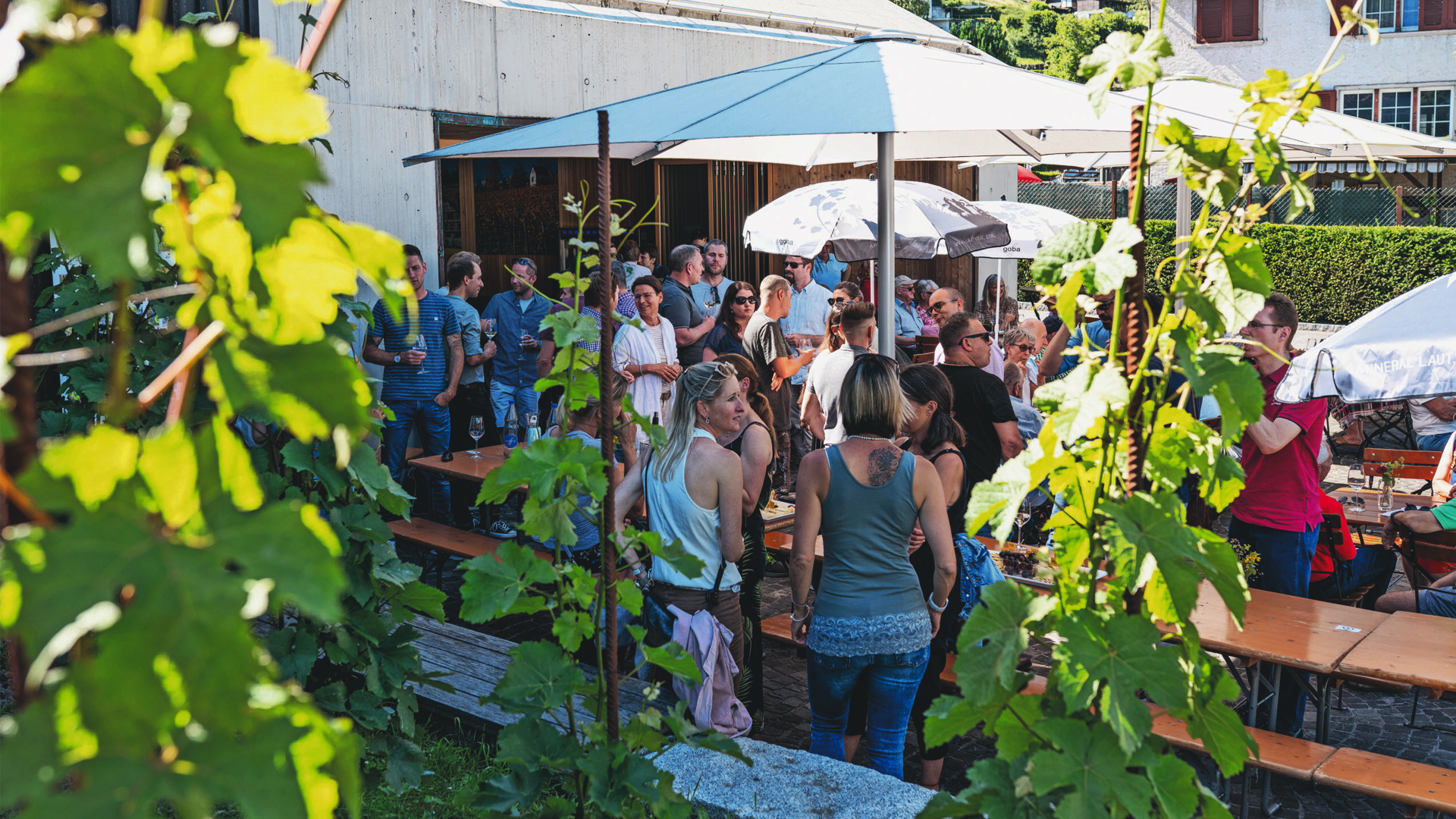 Viele Menschen vor dem Haus des Weins